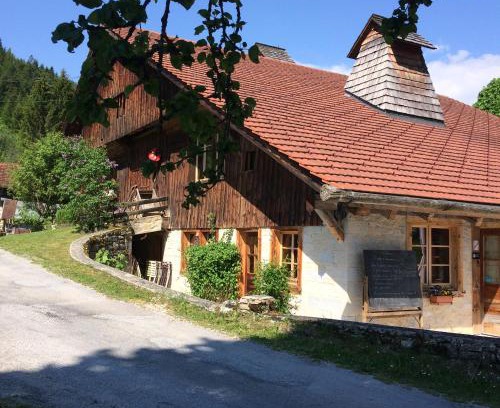 Grand'Combe-Chateleu Haus | L'arbre à chapeaux