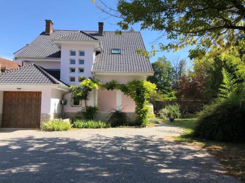 Lons-le-Saunier Wohnung | La Maison, 4 appartements 3 étoiles climatisés au centre ville avec jardin proche du Parc et des Thermes