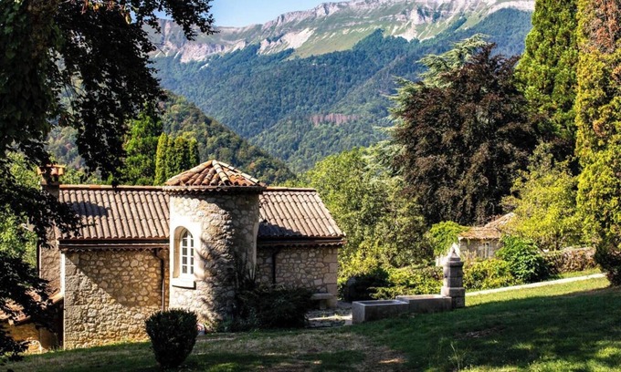 Gex Haus | La Petite Maison, Charming Cottage w/Scenic Views, Garden & Fire Pit