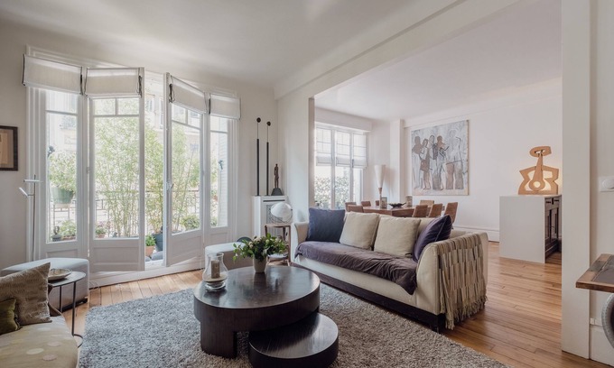Quartier des Grandes-Carrieres Wohnung | La Vie Est Belle, by Veeve