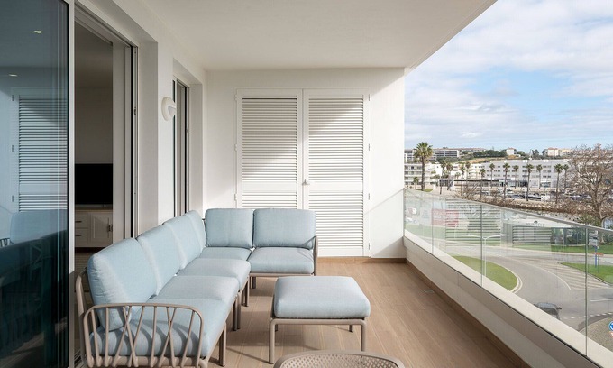 Lagos Wohnung | Lagos Marina View 3 With Pool by Homing