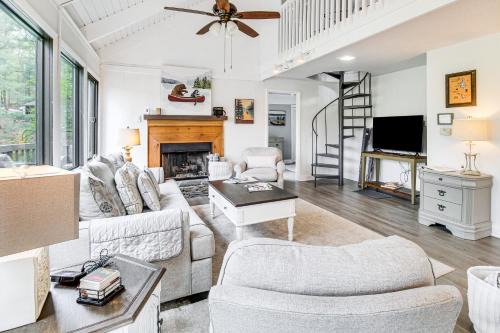 Big Canoe Haus | Lake and Golf Course Views Big Canoe Home with Deck!