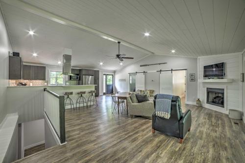 Cadiz Haus | Lake Barkley Waterfront Home with Deck and Boat Dock!