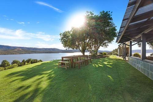 Mansfield Haus | Lake Eildon Retreat - Breathtaking Views - Sleeps 12
