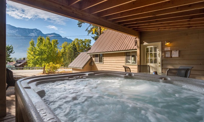 Leavenworth Kabine | Wunderschönes Chalet mit Waldblick und eigenem Whirlpool!