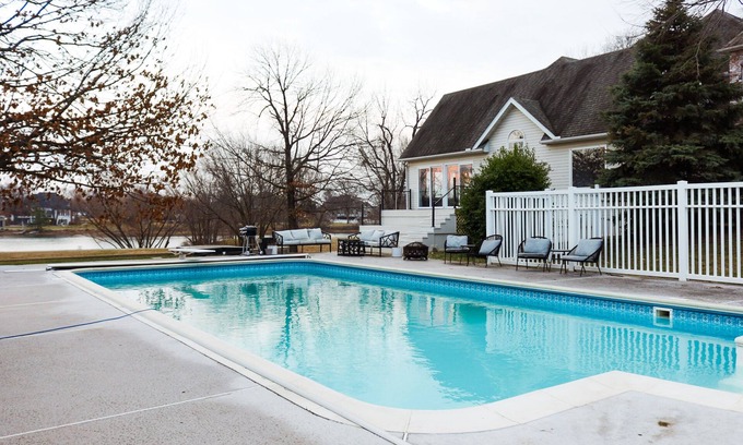 Carl Junction Haus | Lake Front*100° Heated Pool Year-Round* Hot Tub