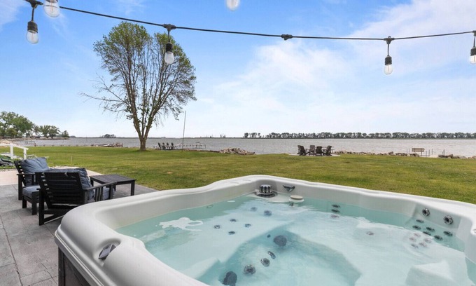 Suamico Haus | Lake Front|HotTub|Firepit|Grill| Sleeps 7!
