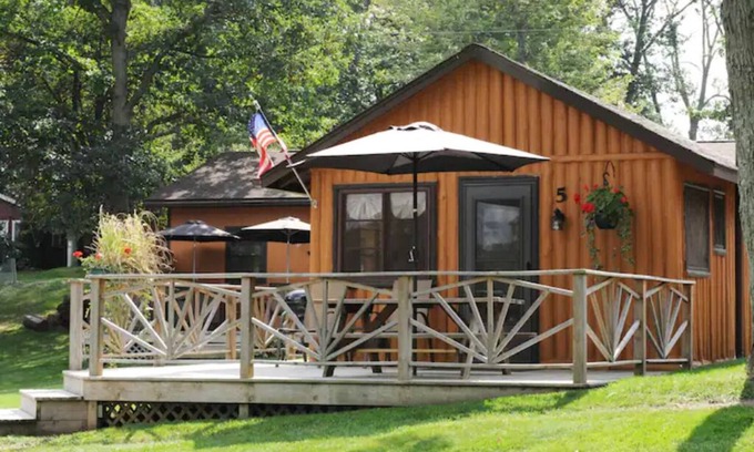 West Branch Kabine | Lake Front Log Cabin 5 with a Great Deck- ATV Friendly!