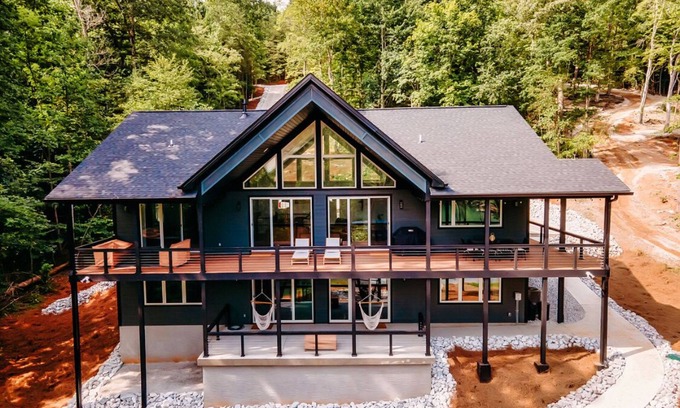 Jacksboro Haus | LAKE FRONT - New Build, No Steps to Lake, Quiet Cove, Big Creek -Seasonal Water