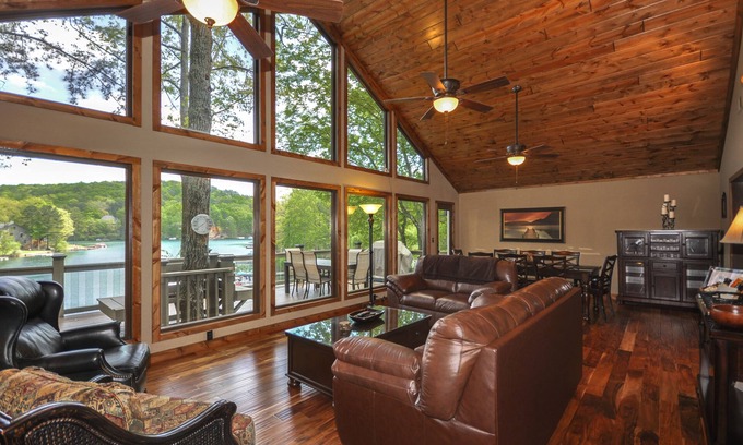 Waleska Haus | Haus am See, Theaterraum, Dock, Blick auf die Berge, Fischschwimmboot