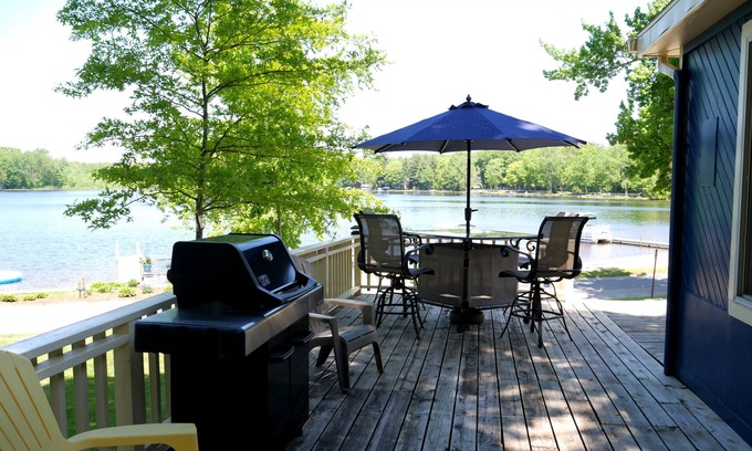 Grand Junction Haus | Lake Front Resort 10 minutes from South Haven - Pontoon rentals available