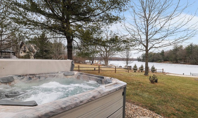 Jim Thorpe Haus | Lake front with Private Beach, Hot tub, Pool, Pickle Ball, Close to Skiing