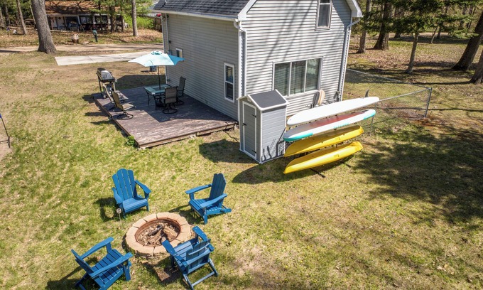 Lake George Hütte | Lake George Getaway: Cozy cottage w/ kayaks, cornhole, Xbox, volleyball