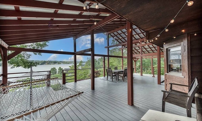 Hickory Haus | Lake Hickory Trio 2BR Green Unit