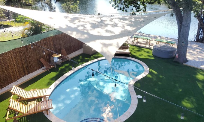 West Park Hütte | Lake House, 4 Bed heated Pool, Hot Spa, 1/4 acre Patio, 3.5mi from the beach