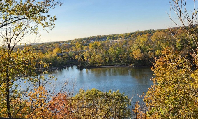 Warsaw Haus | Lake house with a view! Overlooks Warsaw and Lake of the Ozarks, Sleeps 4