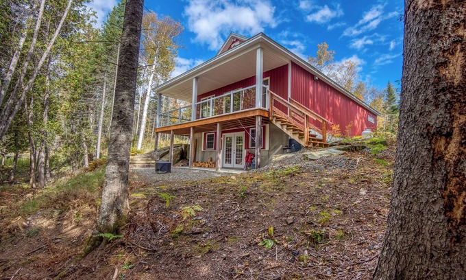 Oquossoc Haus | Lake It or Leave It - on Rangeley Lake with dock - 2 dogs allowed!