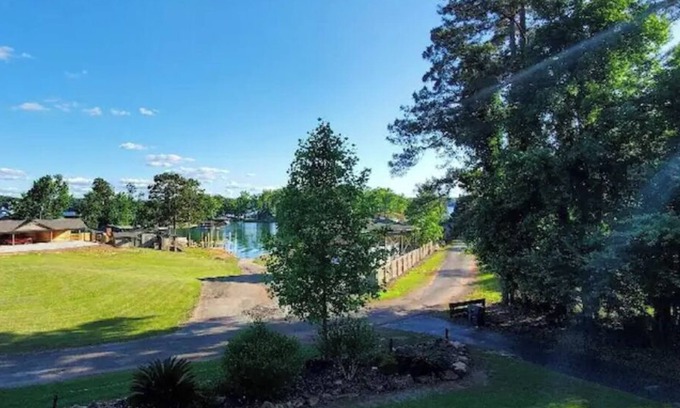 Dadeville Wohnung | Lake Martin Water View Studio Apt. Public Boat Ramp .06 miles from apartment.