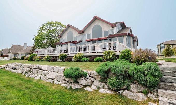 Manistee Eigentumswohnung | Lake Michigan Beach Condo with Boat Dock