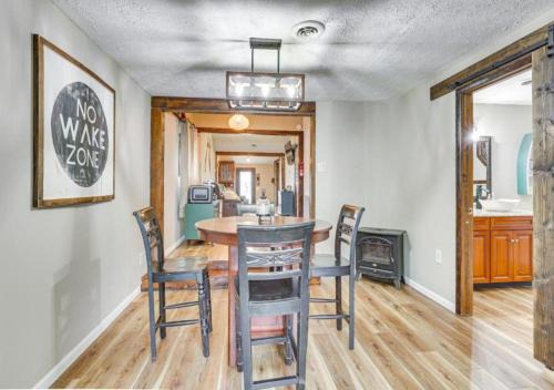 Craig Beach Haus | Lake Milton 1 Block From Beach With A Hot Tub