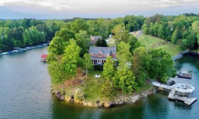Barium Springs Haus | Lake Norman Waterfront Home with Panoramic Views
