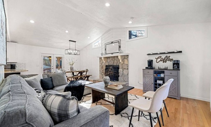 Woodstock Haus | Lake retreat w/hottub | movie room | fire-pit