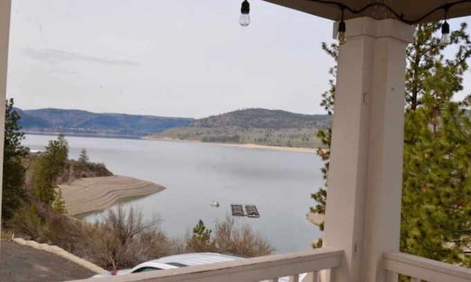 Davenport Haus | Lake Roosevelt Home w/ Beach Access