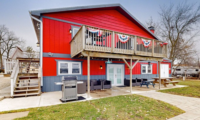 Channel Lake Wohnung | Dog-friendly updated lake stay with kayaks, water mats, boat launch, W/D, & AC