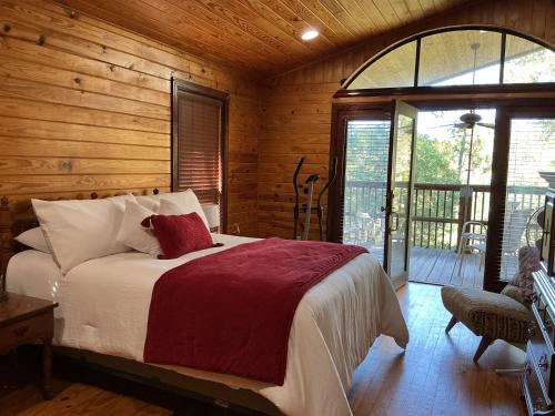 Samantha Wohnung | Lake Tuscaloosa Oasis