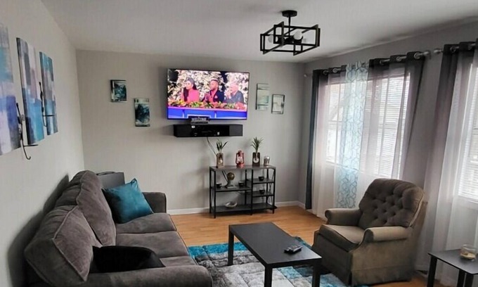 Roach Haus | Lake View and WiFi