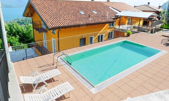 Vercana Wohnung | Lake View Apartment in Vercana, Shared Pool