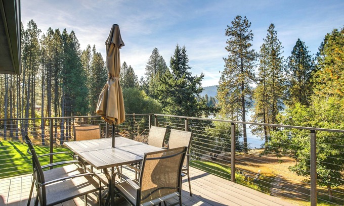 Hayden Lake Wohnung | Lake-View Apt w/ Furnished Deck in Hayden!