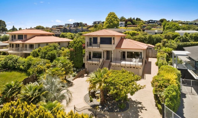 Hilltop Haus | Base: 6 Extra: $40 172 Lake Terrace