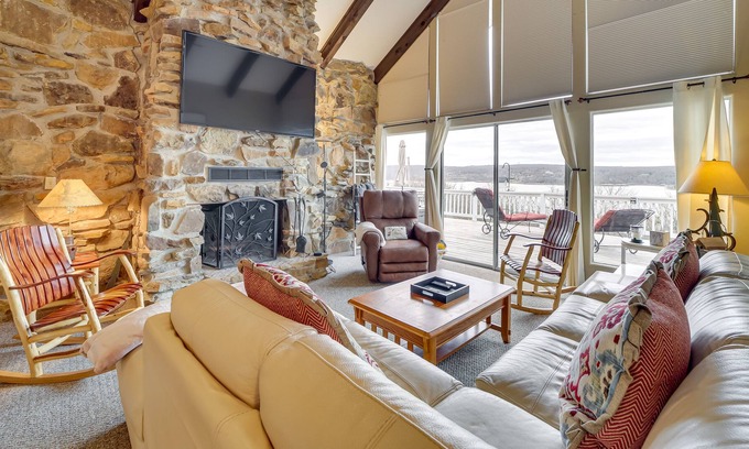 Eufaula Kabine | Lake-View Eufaula Getaway w/ Deck, Fire Pits!