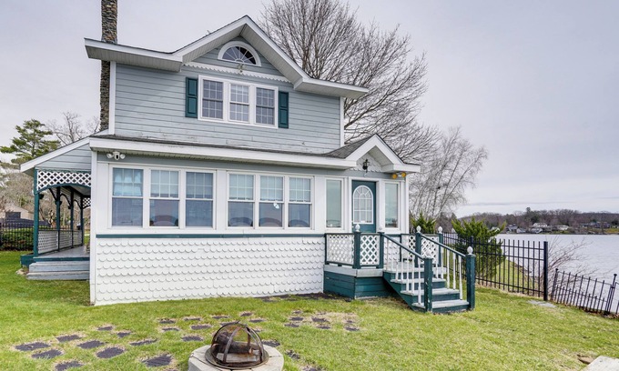 Pittsfield Hütte | Lake Views & Dock Access - Pittsfield Cottage!