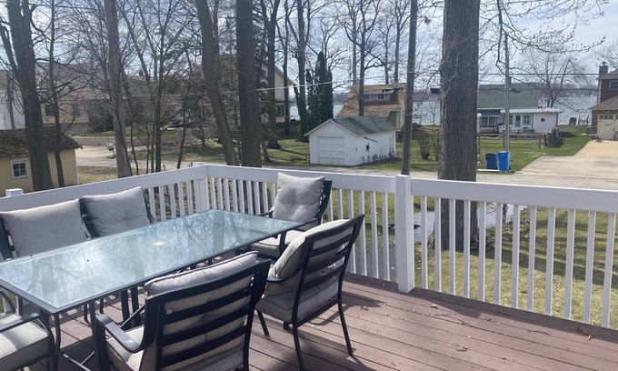 Manitou Beach-Devils Lake Haus | Lake Views from Great Deck, newly remodeled, Family members of all ages