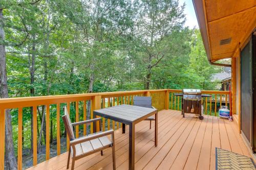 Arrow Point Haus | Lake Views Table Rock Lake Retreat with Fenced Yard