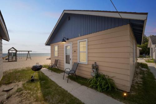Oscoda Haus | Lake Views with Big Windows & Bath