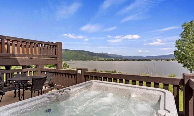 Huntsville Eigentumswohnung | Lakefront 3 Bedroom Condo with Private Hot Tub