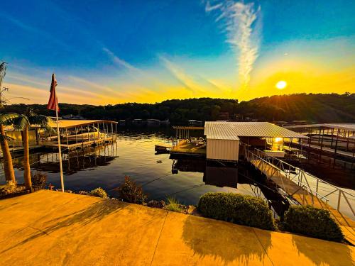Camdenton Haus | Lakefront-4bd3ba-sleeps 12pp