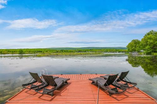 Lake Ariel Haus | Lakefront A-frame Hot Tub, Dock, Kayaks, Games