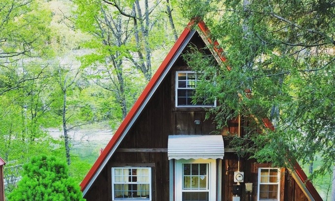 Sloans Valley Kabine | Lakefront A-frame: rare private dock, rock wall views, short walk to boat ramp