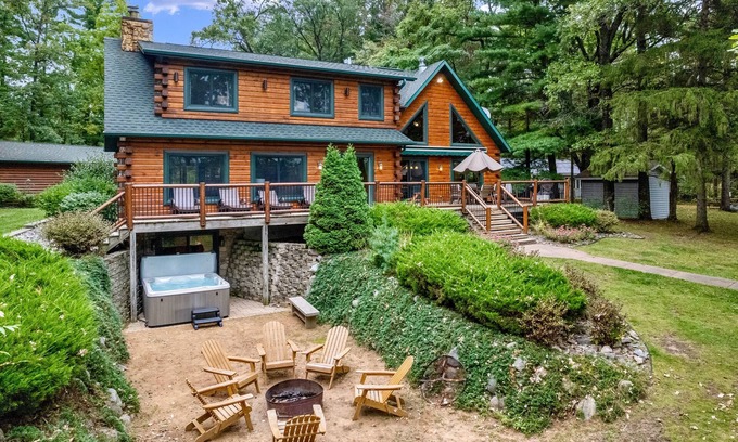 Friendship Skihütte | Lakefront-Bar-Arcade-30 min to WI Dells-Water Toys