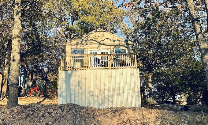 Eucha Kabine | Lakefront Cabin just steps away from the water. "Fox Cabin"