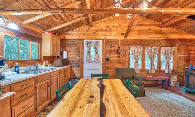 Levering Hütte | Lakefront Cabin w/ Beach Access: Levering Retreat