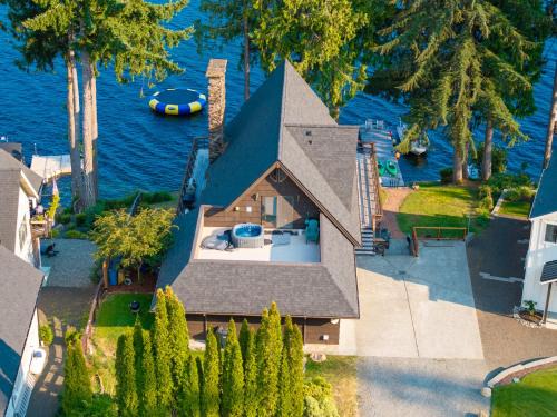 Grapeview Haus | Lakefront Cabin with Dock and Sauna