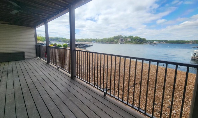 Osage Beach Wohnung | Lakefront condo with a VIEW Osage Beach