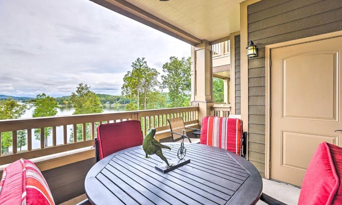 Talladega Wohnung | Lakefront Condo with Community Pool and Boat Dock