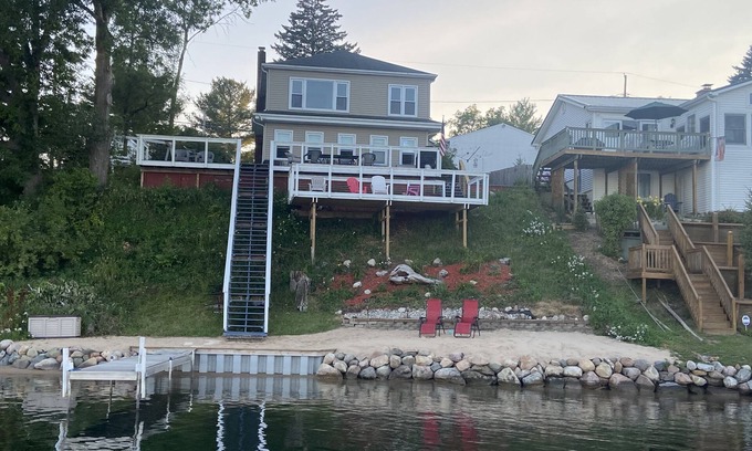 Harrison Hütte | Lakefront Cottage- big enough for your family, plus more!