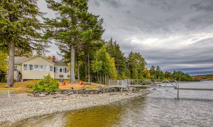 Greenville Junction Haus | Lakefront Cottage w / schöne Aussicht auf Moosehead Lake & Big Moose Mountain!